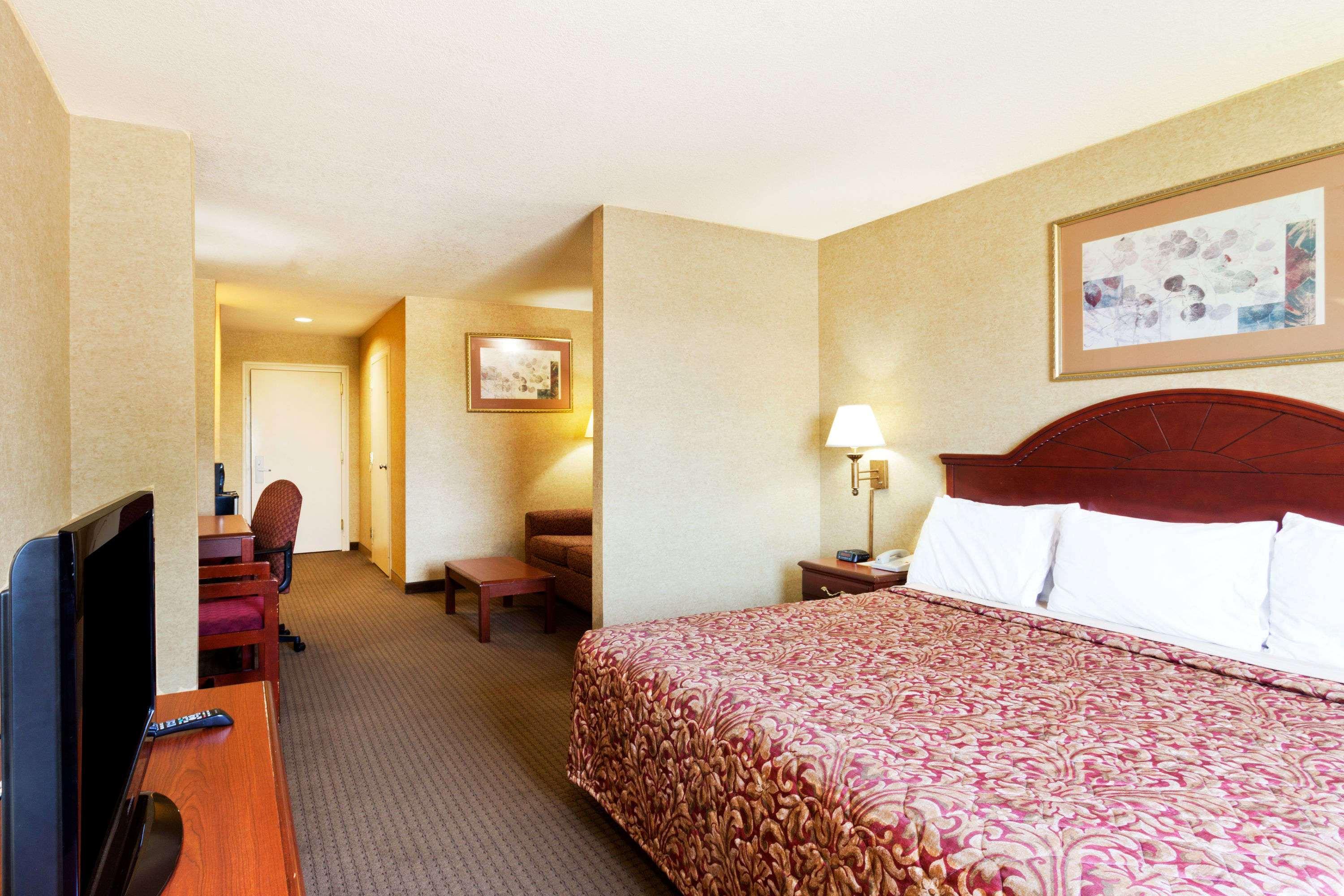Days Inn & Suites By Wyndham Wynne Eksteriør billede