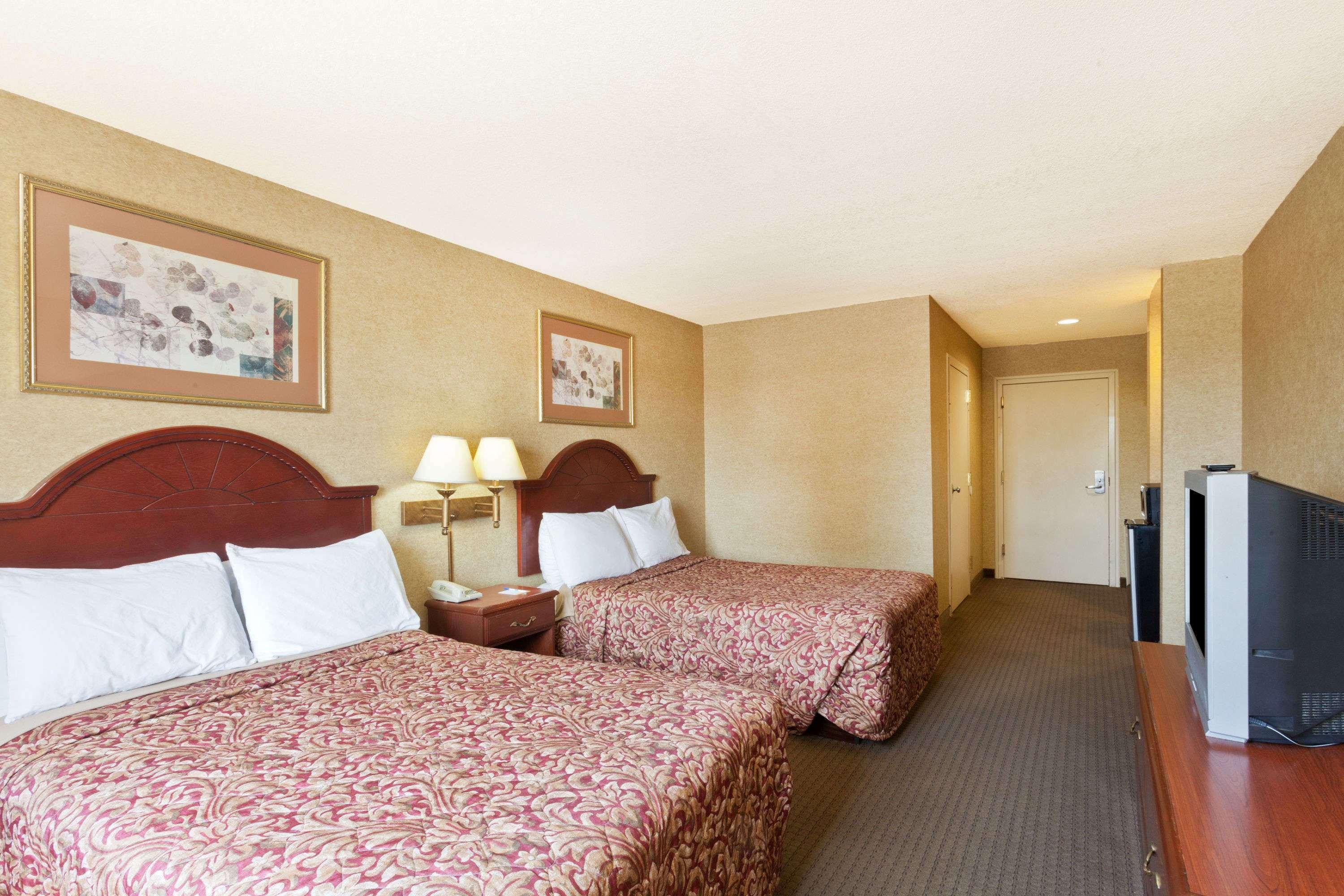 Days Inn & Suites By Wyndham Wynne Eksteriør billede