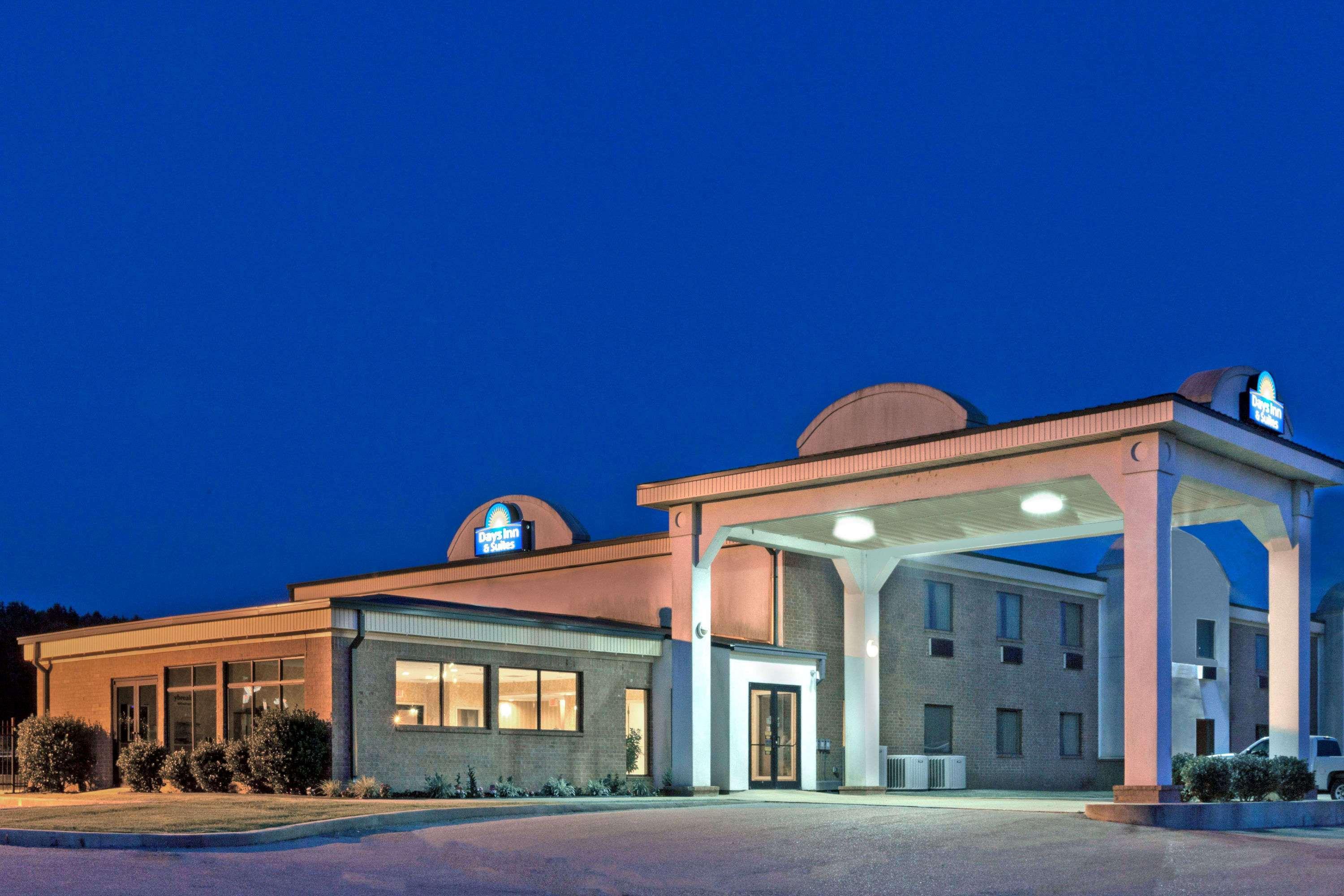 Days Inn & Suites By Wyndham Wynne Eksteriør billede