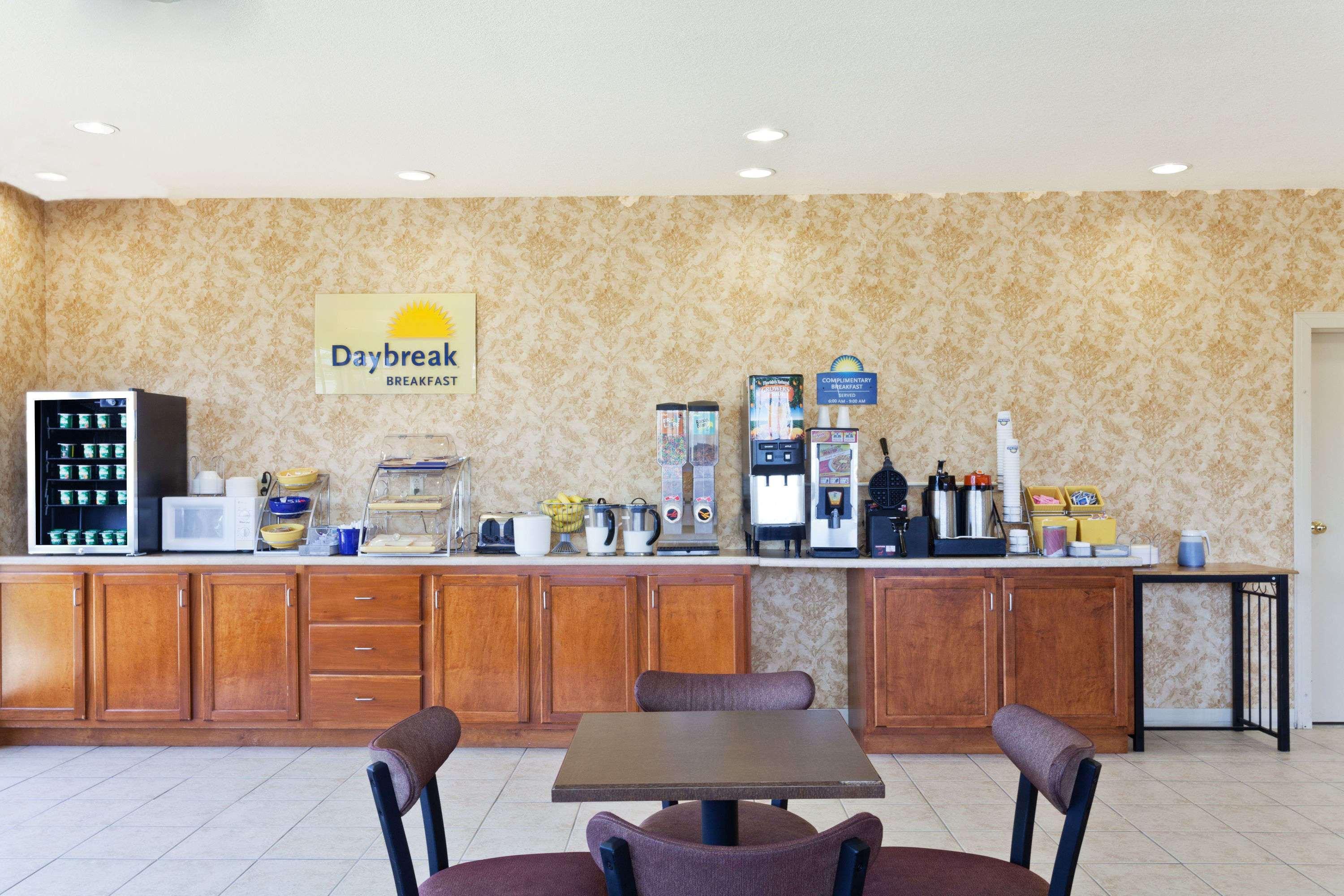 Days Inn & Suites By Wyndham Wynne Eksteriør billede