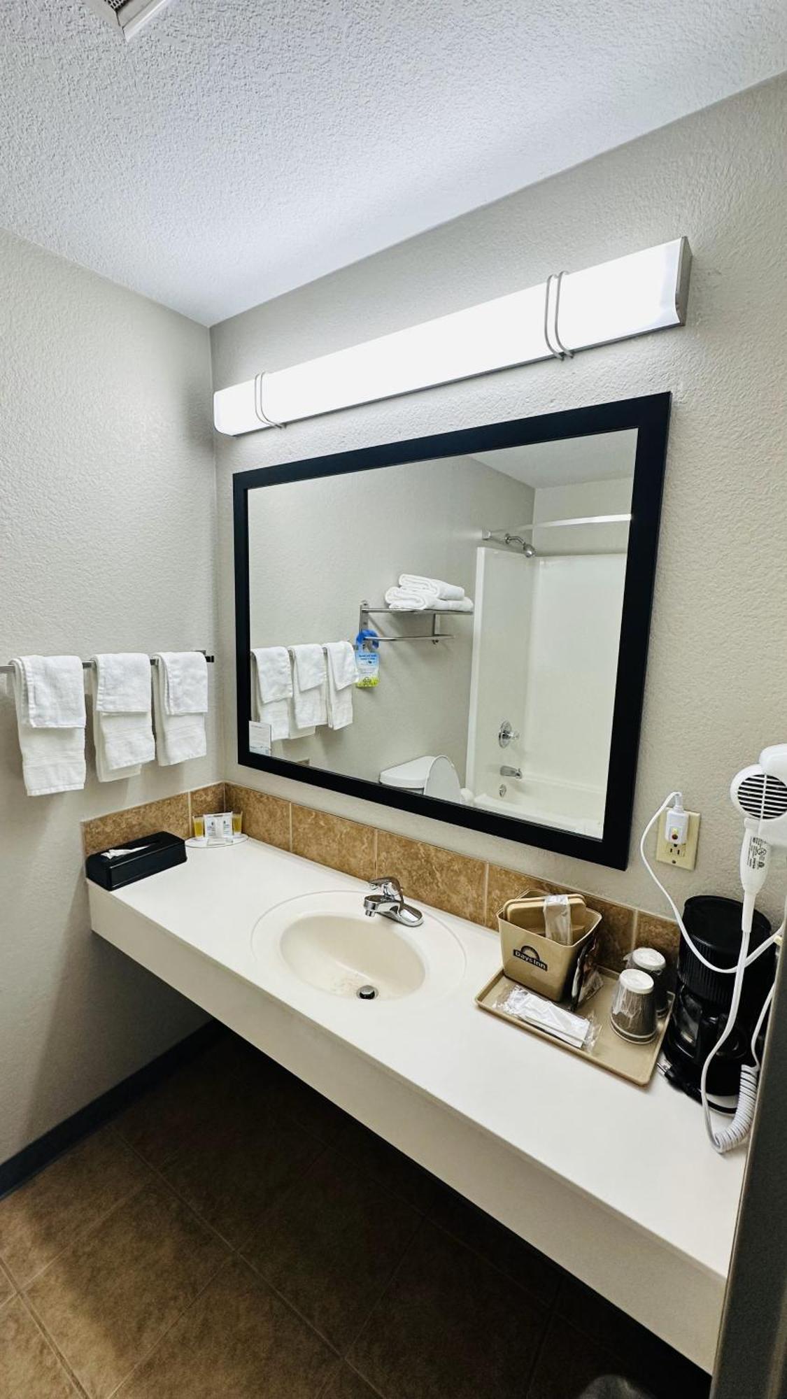 Days Inn & Suites By Wyndham Wynne Eksteriør billede