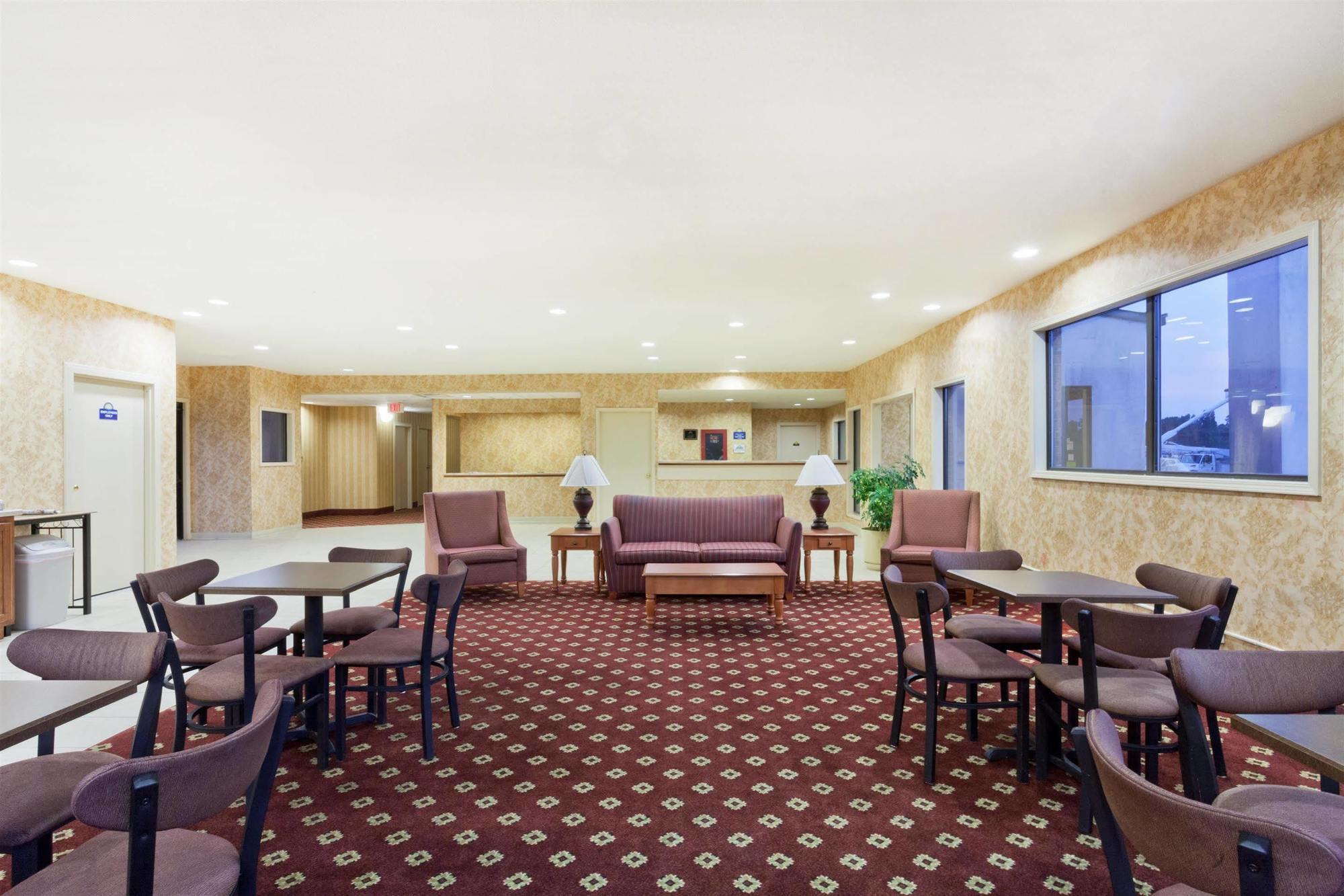 Days Inn & Suites By Wyndham Wynne Eksteriør billede